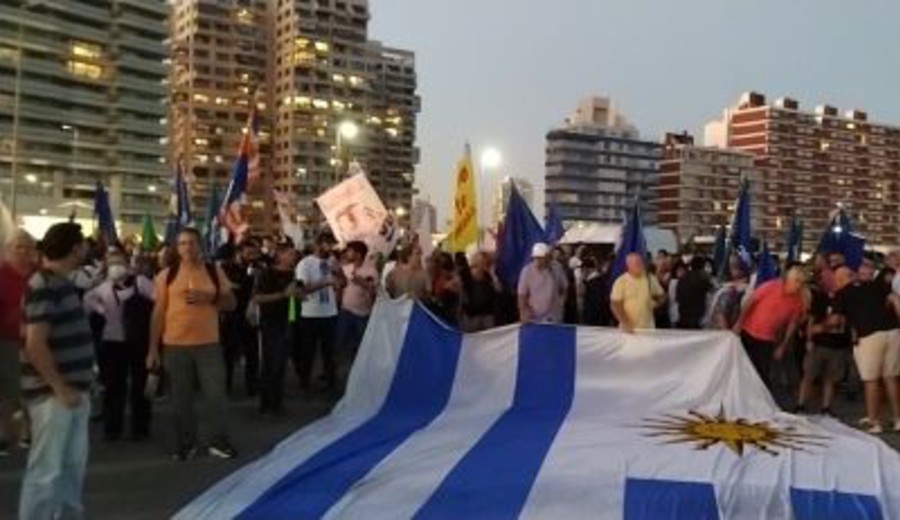 imagen de Marcha de AEBU en Punta del Este: simbólico, porque los trabajadores con nuestro salario “no podemos vacacionar” ahí