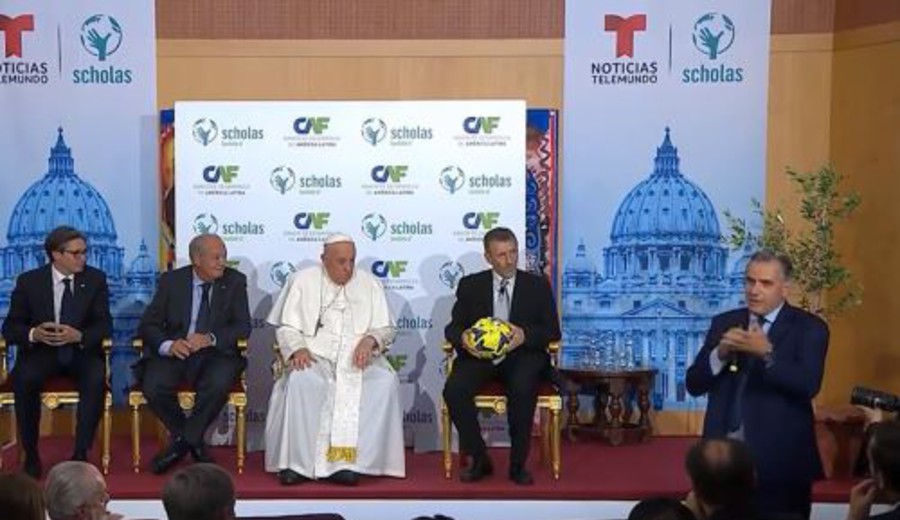 imagen de Orsi con el papa Francisco: “Las grandes transformaciones empiezan en las cosas más simples”