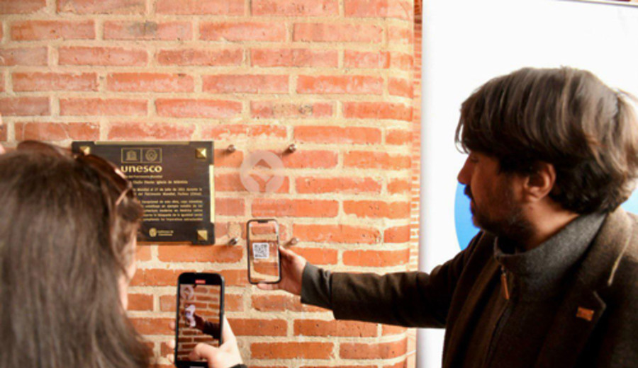 imagen de Instalación de placa QR en Iglesia Cristo Obrero promueve recorrido por las Rutas UNESCO Uruguay