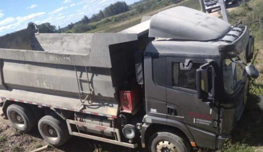 imagen de Primer accidente en vías del Ferrocarril Central: camión no respetó la señal de “pare”