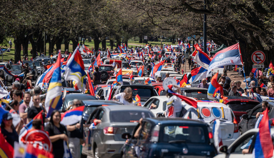 imagen de Multitudinaria caravana del Frente Amplio recorrió Montevideo a una semana de las elecciones