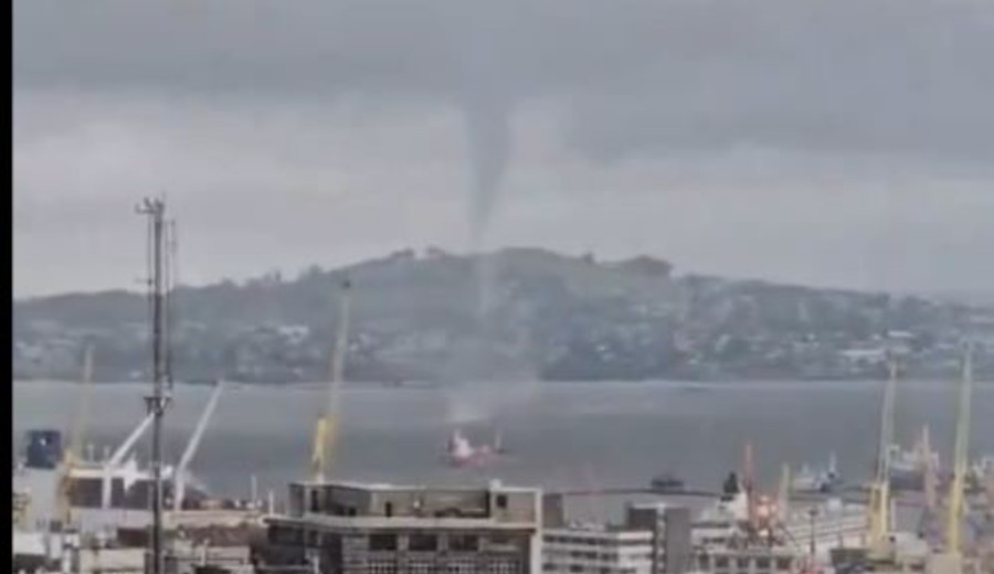 imagen de Tromba marina en la bahía del puerto de Montevideo