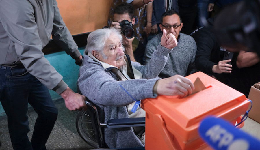 imagen de Mujica votó en el Cerro: “Tenemos que apuntalar la democracia porque hasta ahora no hemos inventado nada mejor”