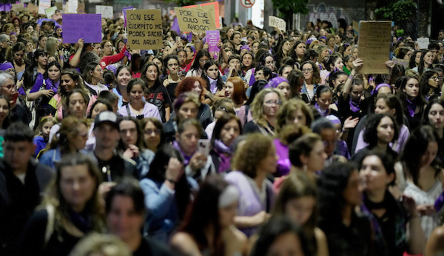 imagen de 8M: Pese a la lluvia, una multitud rechazó “todas las formas de autoritarismo”